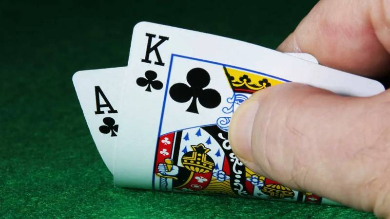 Một lá Xì + lá bài 10, J, Q, K (Xì Dách)